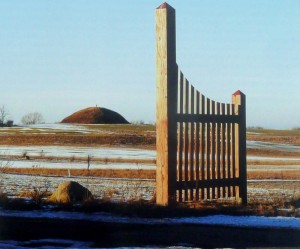 De Hedebrorøde indgangsporte til Hedeland med bronzealderhøjen Maglehøj i baggrund. Højens top ligger 69 m. over havets overflade.