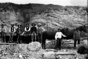 Grusgravsarbejdere i Hedehusene Grusgrav og Skærvefabrik i 1899 med hestetrukne tipvogne. Grusgravningen startede i denne grusgrav i 1892.