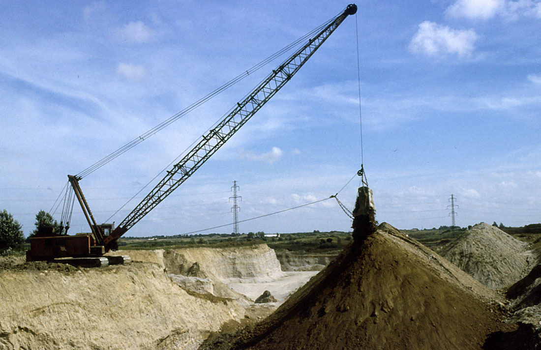 Moderne gravko på arbejde i grusgraven.