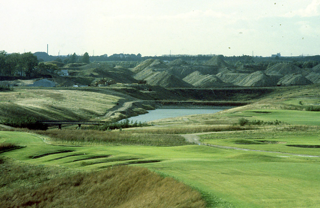 Udsigten fra Maglehøj udover den ny anlagte golfbane, hvor der stadigvæk graves grus i baggrunden.