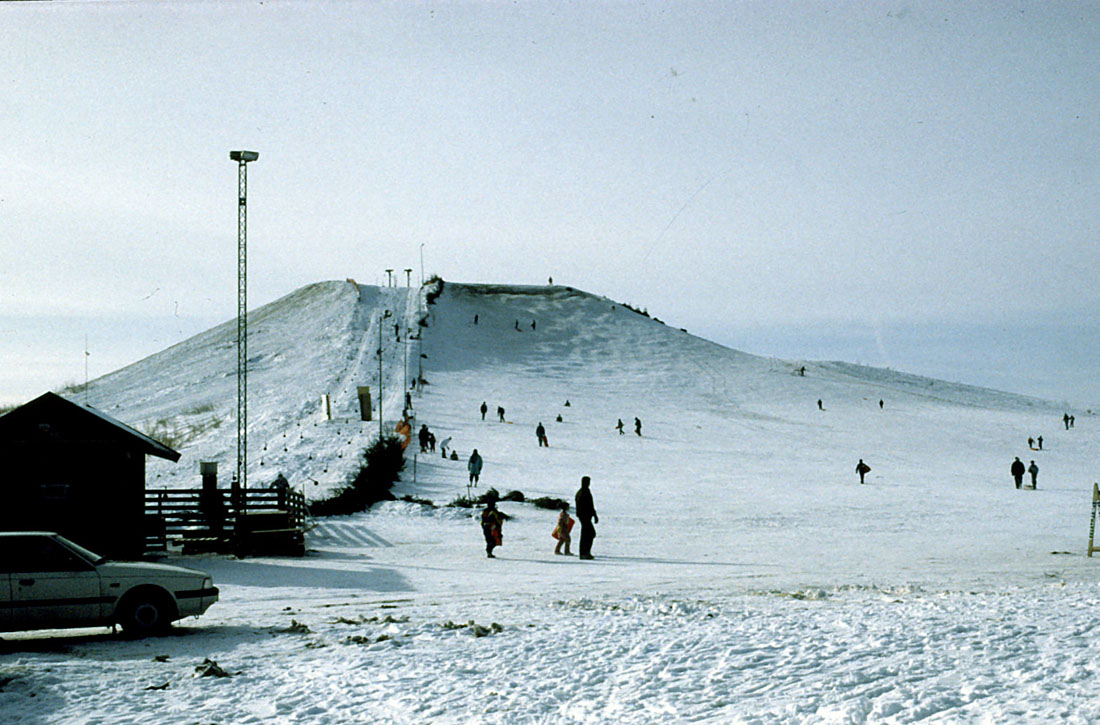 Skibakken i vinterdragt - hele anlægget med bl.a. skilift drives af Roskilde Skiklub.